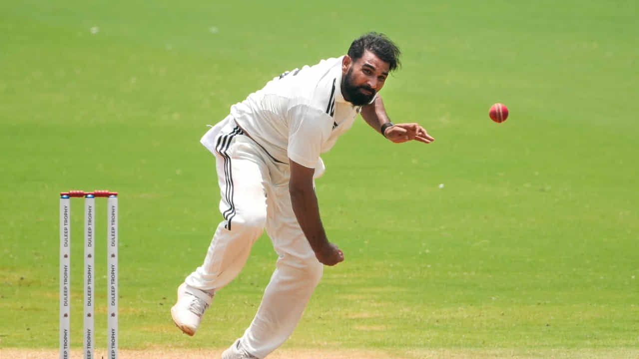 ಟೀಂ ಇಂಡಿಯಾದ ಅನುಭವಿ ವೇಗಿ ಮೊಹಮ್ಮದ್ ಶಮಿ ರಾಷ್ಟ್ರೀಯ ತಂಡದಲ್ಲಿ ಕಾಣಿಸಿಕೊಂಡು ವರ್ಷಗಳೇ ಕಳೆದಿವೆ. ಅನುಭವಿಗಳ ಹಾಗೂ ವರದಿಗಳ ಪ್ರಕಾರ, ಟೀಂ ಇಂಡಿಯಾದಲ್ಲಿ ಮೊಹಮ್ಮದ್ ಶಮಿ ಅವರ ಪ್ರಯಾಣ ಮುಗಿದಿದೆ ಎನ್ನಲಾಗುತ್ತಿದೆ. ಆದಾಗ್ಯೂ ತನ್ನ ಹೋರಾಟ ಬಿಡದ ಶಮಿ, ದೇಶಿ ಪಂದ್ಯಾವಳಿಗಳಲ್ಲಿ ಉತ್ತಮ ಪ್ರದರ್ಶನ ನೀಡುವ ಮೂಲಕ ಮತ್ತೆ ಭಾರತ ತಂಡದಲ್ಲಿ ಕಾಣಿಸಿಕೊಳ್ಳಲು ಪ್ರಯತ್ನಿಸುತ್ತಿದ್ದಾರೆ(PC-PTI).