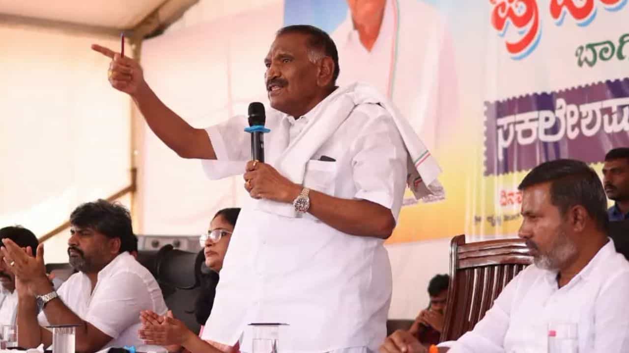 'ಅಧಿಕಾರಿಗಳಿಗೆ ಗೌರವಯುತವಾಗಿ ನೀಡೋದು ಧರ್ಮ' ಹೇಳಿಕೆ ವಿವಾದ: ಸಚಿವ ಶಿವಲಿಂಗೇಗೌಡರ ವಿರುದ್ಧ ರಾಜ್ಯಪಾಲರಿಗೆ ದೂರು 'ಅಧಿಕಾರಿಗಳಿಗೆ ಗೌರವಯುತವಾಗಿ ನೀಡೋದು ಧರ್ಮ' ಹೇಳಿಕೆ ವಿವಾದ: ಸಚಿವ ಶಿವಲಿಂಗೇಗೌಡರ ವಿರುದ್ಧ ರಾಜ್ಯಪಾಲರಿಗೆ ದೂರು