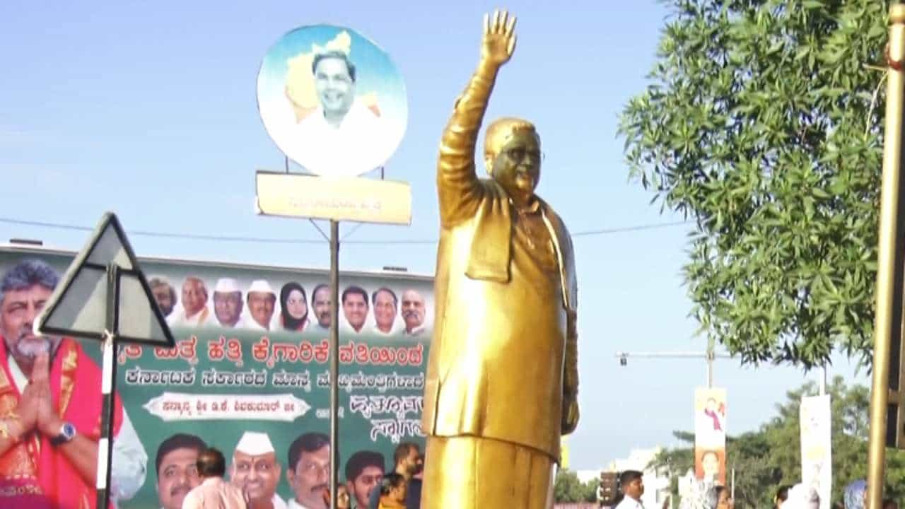 ಸಿದ್ದರಾಮಯ್ಯ ಪ್ರತಿಮೆ ತೆರವು: ಸಿಡಿದೆದ್ದ ಅಭಿಮಾನಿಗಳು, ಕಲಬುರಗಿ ಚಲೋ ಎಚ್ಚರಿಕೆ ಸಿದ್ದರಾಮಯ್ಯ ಪ್ರತಿಮೆ ತೆರವು: ಸಿಡಿದೆದ್ದ ಅಭಿಮಾನಿಗಳು, ಕಲಬುರಗಿ ಚಲೋ ಎಚ್ಚರಿಕೆ