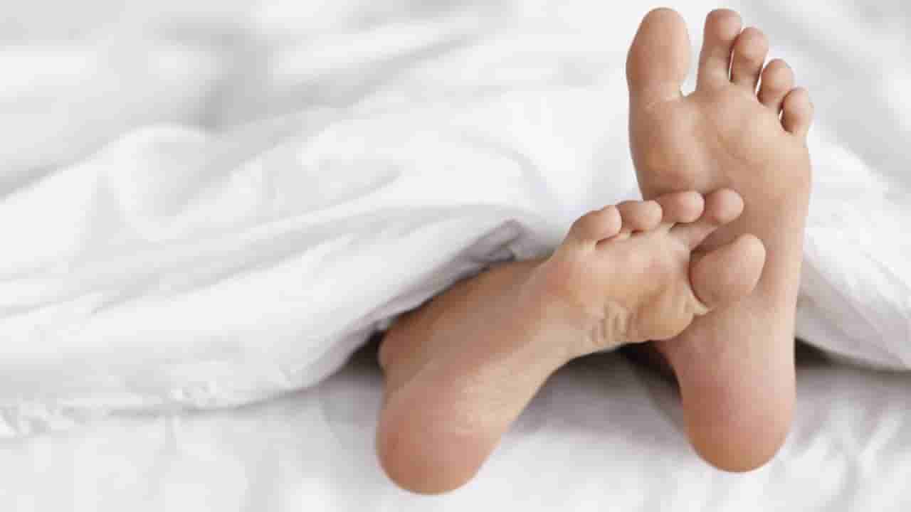 Sleep Tips: ರಾತ್ರಿ ಮಲಗುವಾಗ ಕಾಲುಗಳನ್ನು ಹೊದಿಕೆಯ ಹೊರಗೆ ಇಡುತ್ತೀರಾ?