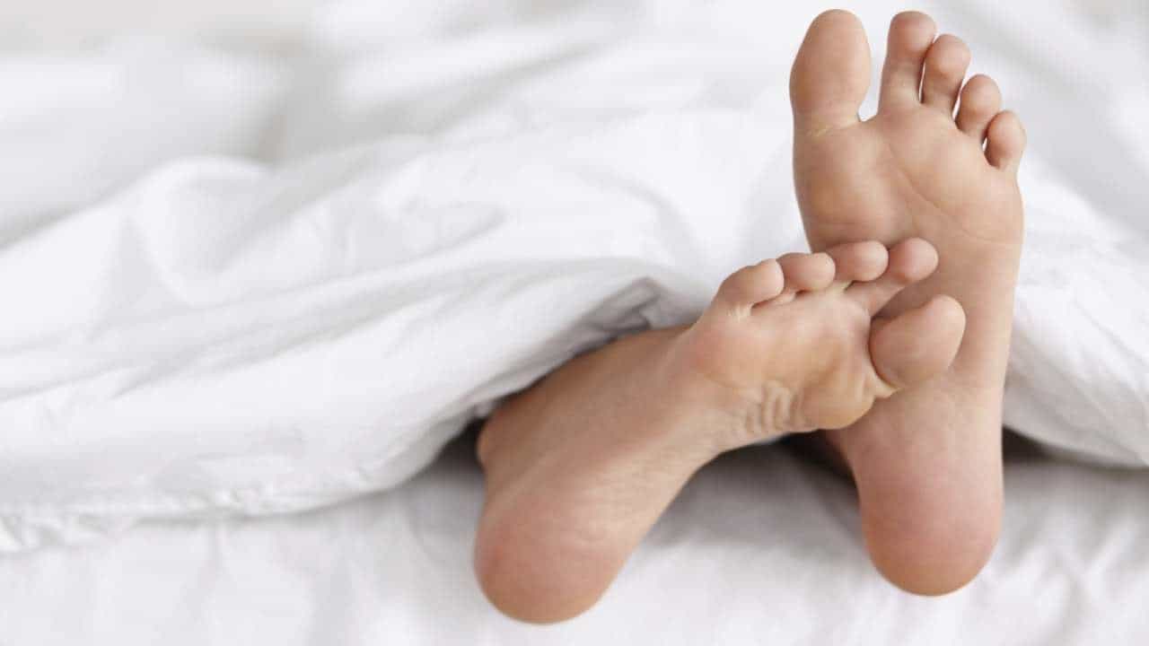 Sleep Tips: ರಾತ್ರಿ ಮಲಗುವಾಗ ಕಾಲುಗಳನ್ನು ಹೊದಿಕೆಯ ಹೊರಗೆ ಇಡುತ್ತೀರಾ?