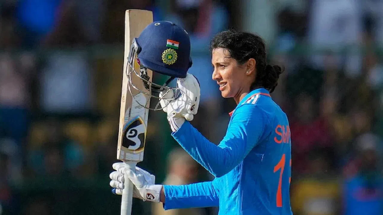 ಈ ವಿಶ್ವ ದಾಖಲೆಯೊಂದಿಗೆ ಸ್ಮೃತಿ ಮಂಧಾನ ಮತ್ತೊಂದು ಮೈಲುಗಲ್ಲಿನತ್ತ ಹೆಜ್ಜೆಯನ್ನಿಟ್ಟಿದ್ದಾರೆ. ಅಂದರೆ ಮುಂಬರುವ ಸರಣಿ ಹಾಗೂ ಟೂರ್ನಿಗಳ ಮೂಲಕ ಸ್ಮೃತಿ 235 ರನ್ ಕಲೆಹಾಕಿದರೆ, ಟಿ20 ಅಂತಾರಾಷ್ಟ್ರೀಯ ಕ್ರಿಕೆಟ್ ಇತಿಹಾಸದಲ್ಲೇ 5000 ರನ್ ಕಲೆಹಾಕಿದ ವಿಶ್ವದ ಏಕೈಕ ಬ್ಯಾಟರ್ ಎಂಬ ಹೆಗ್ಗಳಿಕೆಗೆ ಪಾತ್ರರಾಗಲಿದ್ದಾರೆ. (PC: Getty Images)