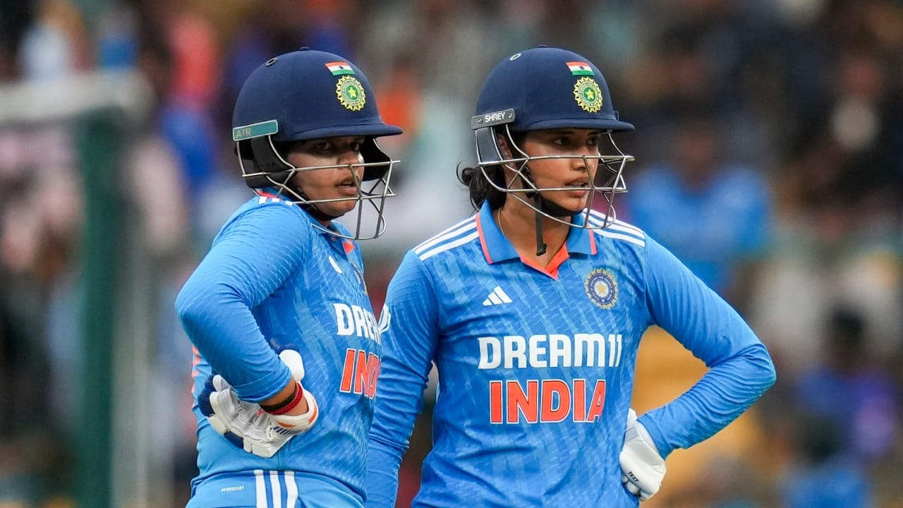 ಈ ಪಂದ್ಯದಲ್ಲಿ ಟಾಸ್ ಸೋತು ಮೊದಲು ಬ್ಯಾಟಿಂಗ್‌ ಮಾಡಿದ ಭಾರತ ತಂಡಕ್ಕೆ ಉತ್ತಮ ಆರಂಭ ಸಿಕ್ಕಿತು. ಸ್ಮೃತಿ ಮಂಧಾನ ಹಾಗೂ ಶಫಾಲಿ ವರ್ಮಾ ಮೊದಲ ವಿಕೆಟ್​ಗೆ ಕೇವಲ 8 ಓವರ್​ಗಳಲ್ಲಿ 74 ರನ್​ಗಳ ಜೊತೆಯಾಟ ನೀಡಿದರು. ಶಫಾಲಿ 28 ರನ್​ಗಳಿಗೆ ಔಟಾಗುವ ಮೂಲಕ ಇವರಿಬ್ಬರ ಜೊತೆಯಾಟ ಮುರಿದುಬಿತ್ತು(PC-PTI).
