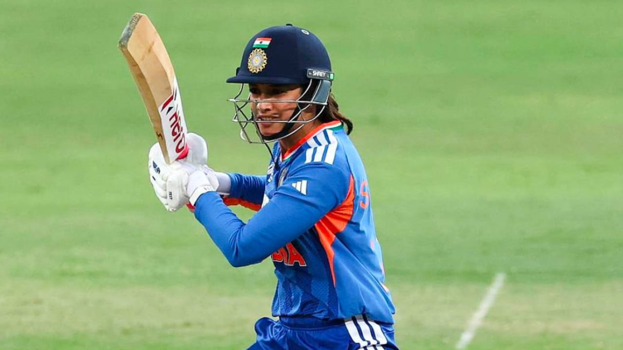 ಪಂದ್ಯದ ಮೊದಲ ಇನ್ನಿಂಗ್ಸ್ ಮುಗಿದ ಬಳಿಕ ಎರಡೆರಡು ವಿಶ್ವದಾಖಲೆಗಳನ್ನು ಮುರಿದ ಬಗ್ಗೆ ಮಾತನಾಡಿದ ಮಂಧಾನ, ‘ಈ ದಾಖಲೆಗಳ ಬಗ್ಗೆ ತನಗೆ ತಿಳಿದಿರಲಿಲ್ಲ ಎಂದು ಮಂಧಾನ ತಮ್ಮ ಸಾಧನೆಗಳ ಬಗ್ಗೆ ಆಶ್ಚರ್ಯ ವ್ಯಕ್ತಪಡಿಸಿದರು. ನನಗೆ ಇದೆಲ್ಲದರ ಬಗ್ಗೆ ತಿಳಿದಿರಲಿಲ್ಲ. ನಿಧಾನಗತಿಯ ಬೌಲರ್ಗಳ ವಿರುದ್ಧ ಬ್ಯಾಟಿಂಗ್ ಮಾಡುವುದು ನನಗೆ ತುಂಬಾ ಕಷ್ಟ, ಆದರೆ ಎದುರಾಳಿ ತಂಡದ ಬೌಲರ್ಗಳು ಪವರ್ಪ್ಲೇನಲ್ಲಿ ಬಹಳ ಶಿಸ್ತುಬದ್ಧವಾಗಿ ಬೌಲಿಂಗ್ ಮಾಡಿದರು. ಅವರ ಶಿಸ್ತುಬದ್ಧ ಬೌಲಿಂಗ್ ನಾವೆಲ್ಲರೂ ಕಲಿಯಬಹುದಾದ ವಿಷಯವಾಗಿದೆ(PC-PTI).