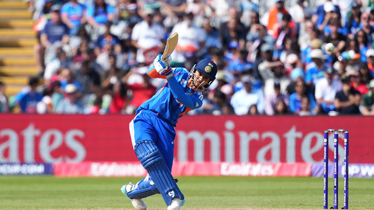 ದುಬೈನಲ್ಲಿ ನಡೆಯುತ್ತಿರುವ 2026 ರ ಮಹಿಳಾ ಟಿ20 ಏಷ್ಯಾಕಪ್‌ನಲ್ಲಿ ಭಾರತ ಮಹಿಳಾ ತಂಡದ ನಾಯಕಿ ಸ್ಮೃತಿ ಮಂಧಾನ ಅದ್ಭುತ ಪ್ರದರ್ಶನ ನೀಡುತ್ತಿದ್ದಾರೆ. ಹಾಂಗ್ ಕಾಂಗ್ ಚೀನಾ ವಿರುದ್ಧದ ಪಂದ್ಯದಲ್ಲಿ ಶತಕದ ಇನ್ನಿಂಗ್ಸ್ ಆಡುವ ಮೂಲಕ ಎರಡೆರಡು ವಿಶ್ವದಾಖಲೆಗಳನ್ನು ಮುರಿದಿದ್ದ ಸ್ಮೃತಿ ಇದೀಗ ಪಾಕಿಸ್ತಾನ ವಿರುದ್ಧದ ಪಂದ್ಯದಲ್ಲಿ ಅಬ್ಬರಿಸುವ ಮೂಲಕ ಮತ್ತೊಂದು ದಾಖಲೆ ನಿರ್ಮಿಸುವ ಸನಿಹದಲ್ಲಿದ್ದಾರೆ(PC-PTI).