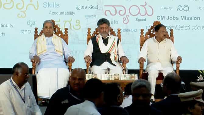 ಸರ್ಕಾರದ 100 ದಿನದ ಕಾರ್ಯಕ್ರಮಕ್ಕೆ ಬಂದ ಸಿದ್ದರಾಮಯ್ಯಗೆ ವಿಶೇಷ ಸ್ವಾಗತ