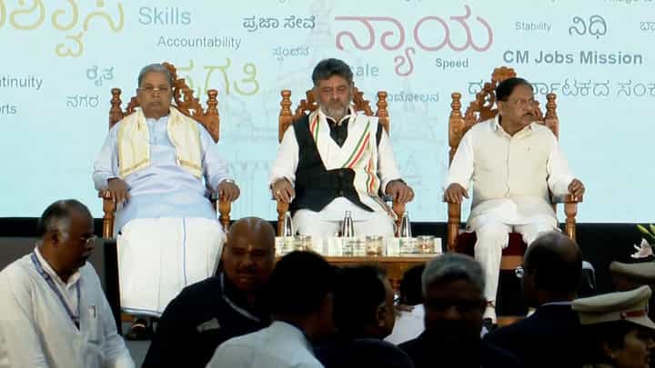 ಸರ್ಕಾರದ 100 ದಿನದ ಕಾರ್ಯಕ್ರಮಕ್ಕೆ ಬಂದ ಸಿದ್ದರಾಮಯ್ಯಗೆ ಡಿಕೆಶಿ, ಪರಮೇಶ್ವರ್ರಿಂದ ವಿಶೇಷ ಸ್ವಾಗತ ಸರ್ಕಾರದ 100 ದಿನದ ಕಾರ್ಯಕ್ರಮಕ್ಕೆ ಬಂದ ಸಿದ್ದರಾಮಯ್ಯಗೆ ಡಿಕೆಶಿ, ಪರಮೇಶ್ವರ್ರಿಂದ ವಿಶೇಷ ಸ್ವಾಗತ