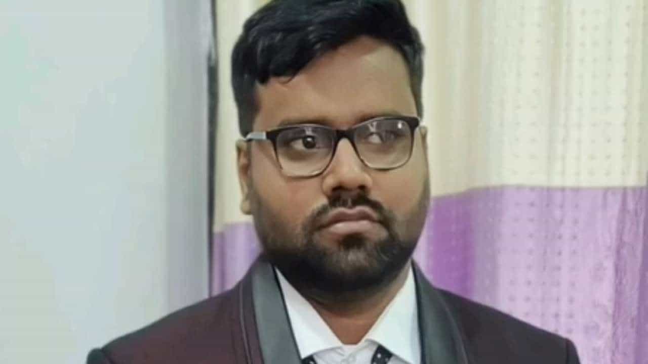 ಕೆಆರ್ಐಡಿಎಲ್ ಎಇಇ ನಾಪತ್ತೆ: 14 ದಿನವಾದರೂ ಸುಳಿವಿಲ್ಲ; ಪೊಲೀಸರ ವಿಶೇಷ ತಂಡ ರಚನೆ ಕೆಆರ್ಐಡಿಎಲ್ ಎಇಇ ನಾಪತ್ತೆ: 14 ದಿನವಾದರೂ ಸುಳಿವಿಲ್ಲ; ಪೊಲೀಸರ ವಿಶೇಷ ತಂಡ ರಚನೆ