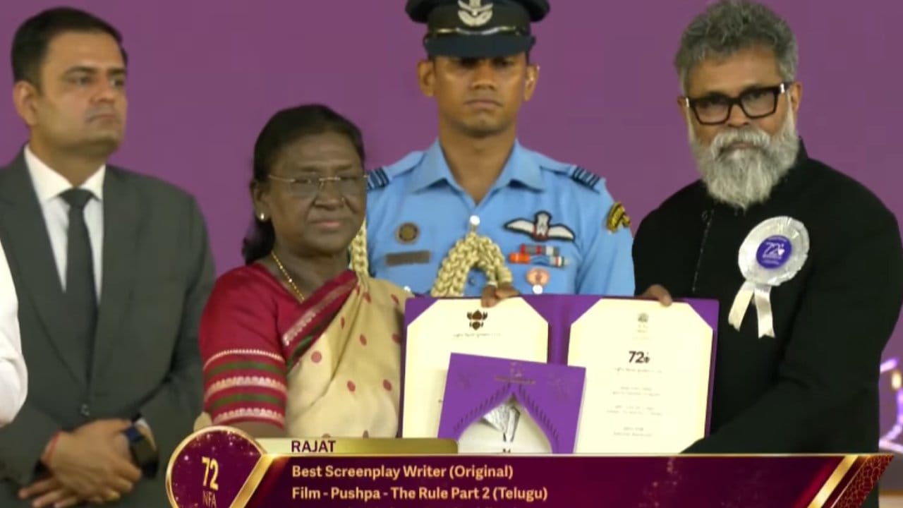 ಅಲ್ಲು ಅರ್ಜುನ್ ನಟನೆಯ ‘ಪುಷ್ಪ 2’ ಸಿನಿಮಾದ ಅತ್ಯುತ್ತಮ ಚಿತ್ರಕತೆಗೆ ಸುಕುಮಾರ ಅವರಿಗೆ ಅತ್ಯುತ್ತಮ ಚಿತ್ರಕತೆ ಪ್ರಶಸ್ತಿ ದೊರಕಿದ್ದು, ಸುಕುಮಾರ್ ಅವರು ಪ್ರಶಸ್ತಿ ಸ್ವೀಕಾರ ಮಾಡಿದರು.