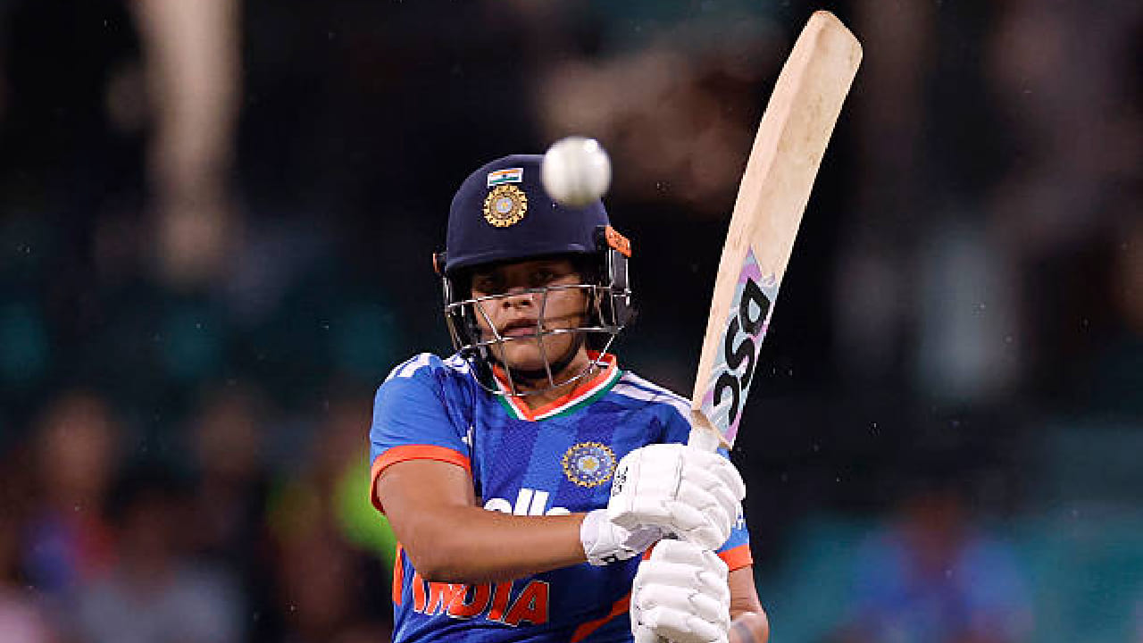 ಇನ್ನು ಈ ಪಂದ್ಯದಲ್ಲಿ ಕಲೆಹಾಕಿದ 12 ರನ್​ಗಳೊಂದಿಗೆ ಶಫಾಲಿ ವರ್ಮಾ ಅಂತಾರಾಷ್ಟ್ರೀಯ ಮಹಿಳಾ ಟಿ20 ಕ್ರಿಕೆಟ್‌ನಲ್ಲಿ 3000 ರನ್​ ಪೂರೈಸಿದ್ದಾರೆ. ಈ ಮೂಲಕ ಅತಿ ಕಡಿಮೆ ಎಸೆತಗಳಲ್ಲಿ 3 ಸಾವಿರ ರನ್​ ಕಲೆಹಾಕಿದ ಬ್ಯಾಟರ್ ಎಂಬ ಹೆಗ್ಗಳಿಕೆಗೆ ಪಾತ್ರರಾಗಿದ್ದಾರೆ. ಶಫಾಲಿ ವರ್ಮಾ ಕೇವಲ 2,182 ಎಸೆತಗಳಲ್ಲಿ ಈ ಮೈಲಿಗಲ್ಲು ತಲುಪುವ ಮೂಲಕ ಆಸ್ಟ್ರೇಲಿಯಾದ ಮಾಜಿ ನಾಯಕಿ ಅಲಿಸ್ಸಾ ಹೀಲಿ (2,321 ಎಸೆತಗಳು) ಅವರ ದಾಖಲೆಯನ್ನು ಅಳಿಸಿ ಹಾಕಿದ್ದಾರೆ. (PC: Getty Images)