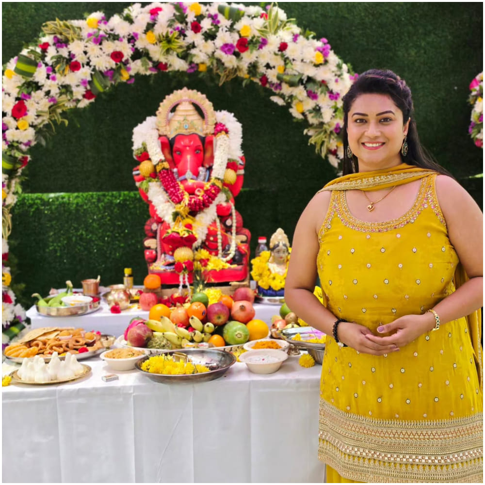 ಹಳದಿ ಬಣ್ಣದ ಸುಂದರ ಉಡುಪಿನಲ್ಲಿ ಮಿಂಚುತ್ತಿರುವ ತನಿಷಾ ಕುಪ್ಪಂಡ, ಹೂವು ಹಾಗೂ ಹಣ್ಣುಗಳಿಂದ ಅಲಂಕೃತಗೊಂಡ ಬೃಹತ್ ಗಣೇಶ ಮೂರ್ತಿಯ ಮುಂದೆ ನಿಂತು ಹಬ್ಬದ ಶುಭಾಶಯ ಕೋರಿದ್ದಾರೆ.