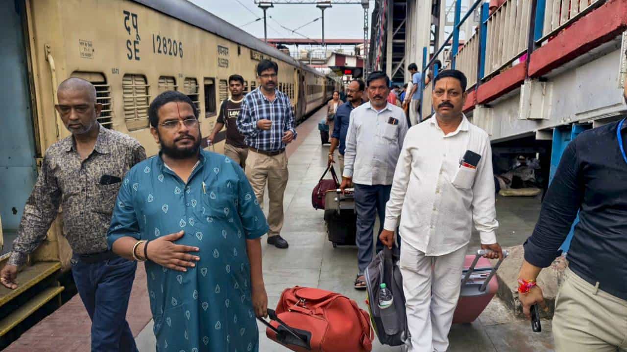 Indian Railways Ticket Rules: ಅಕ್ಟೋಬರ್ ತಿಂಗಳಲ್ಲಿ ಹೊಸ ರೈಲ್ವೆ ಟಿಕೆಟ್ ನಿಯಮಗಳು; ಅಸಲಿ ಗುರುತಿನ ಚೀಟಿ ಕಡ್ಡಾಯ Indian Railways Ticket Rules: ಅಕ್ಟೋಬರ್ ತಿಂಗಳಲ್ಲಿ ಹೊಸ ರೈಲ್ವೆ ಟಿಕೆಟ್ ನಿಯಮಗಳು; ಅಸಲಿ ಗುರುತಿನ ಚೀಟಿ ಕಡ್ಡಾಯ