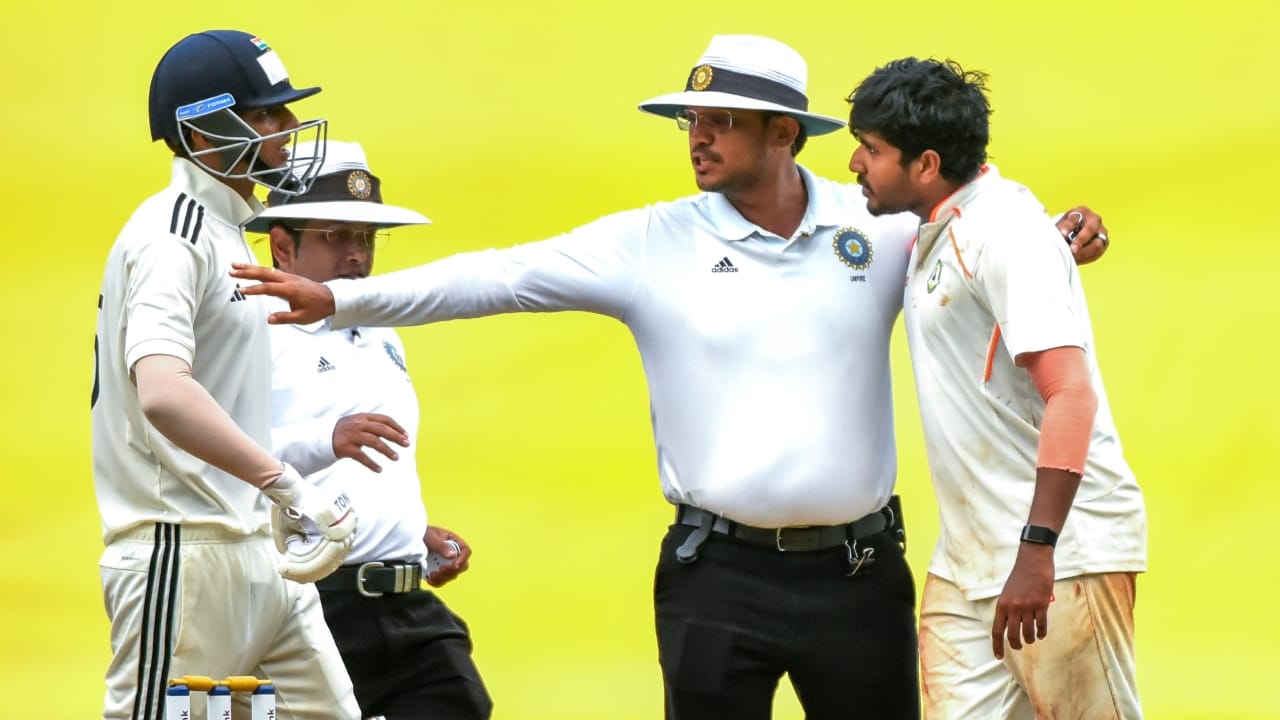 ಬಿಸಿಸಿಐನ ಹೊಸ ನಿಯಮಗಳ ಪ್ರಕಾರ, ಲೀಗ್ ಪಂದ್ಯಗಳಿಗೆ ಅಂಪೈರ್‌ಗಳು ಈಗ ದಿನಕ್ಕೆ 40,000 ರೂ. ವೇತನ ಪಡೆಯಲಿದ್ದಾರೆ. ಇದರರ್ಥ ರಣಜಿ ಟ್ರೋಫಿ ಪಂದ್ಯದಲ್ಲಿ ಅಂಪೈರ್​ಗಳು ನಾಲ್ಕು ದಿನಗಳು ಕಾರ್ಯನಿರ್ವಹಿಸುವುದರಿಂದ ಒಂದು ರಣಜಿ ಪಂದ್ಯಕ್ಕೆ 160,000 ರೂ. ವೇತನ ಪಡೆಯಲಿದ್ದಾರೆ(PC- PTI).