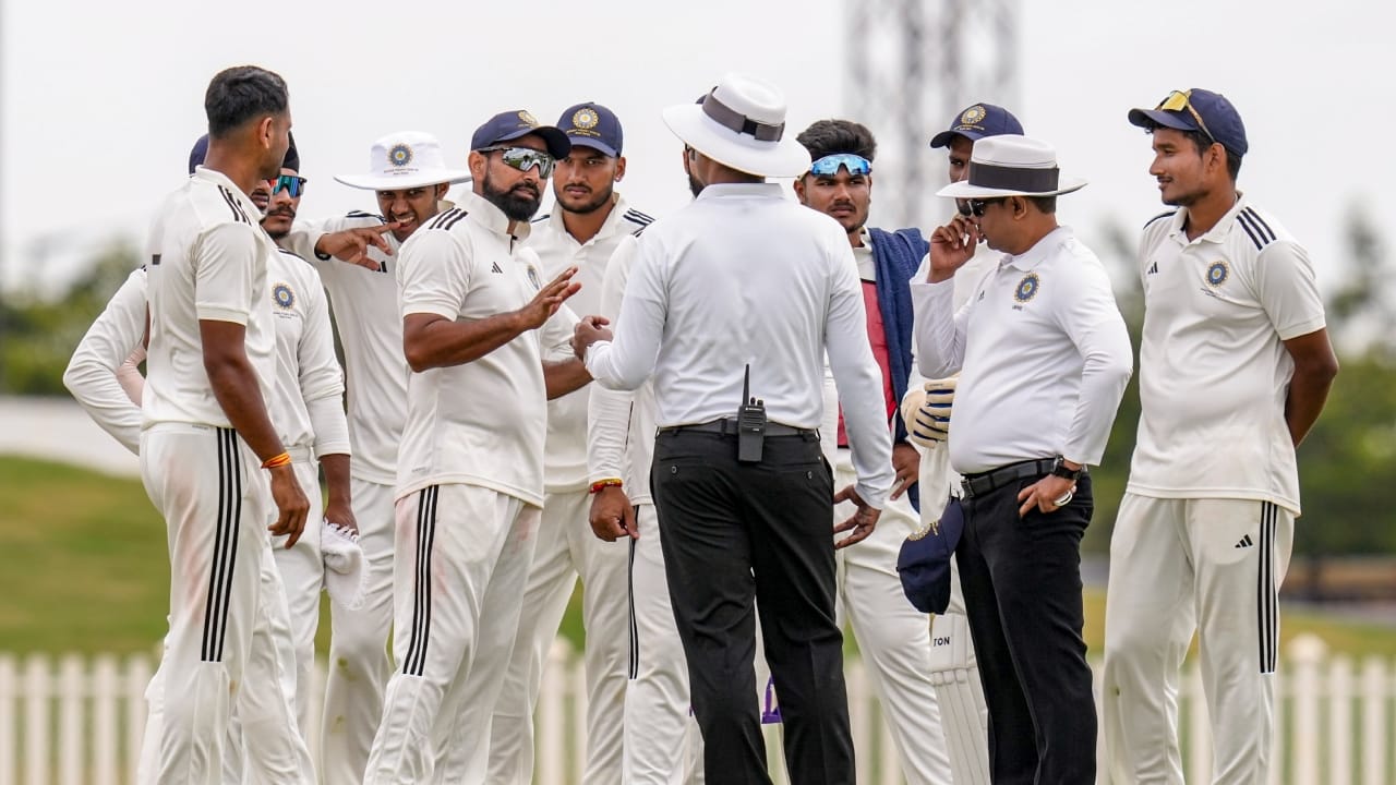 ಹಾಗೆಯೇ ನಾಕೌಟ್ ಪಂದ್ಯಗಳಿಗೆ ದಿನಕ್ಕೆ 50,000 ರಿಂದ 60,000 ರೂಪಾಯಿ ವೇತನವನ್ನು ಪಡೆಯಲಿದ್ದಾರೆ. ಇದು ಹಿಂದಿನ ಆವೃತ್ತಿಗೆ ಹೋಲಿಸಿದರೆ ಎರಡು ಪಟ್ಟು ಹೆಚ್ಚಳವಾಗಿದೆ. ಇದರಿಂದಾಗಿ ಇನ್ನು ಮುಂದೆ ಆಟಗಾರರ ಜೊತೆಗೆ ಅಂಪೈರ್‌ಗಳ ಜೇಬು ಕೂಡ ತುಂಬಲಿದೆ(PC- PTI).