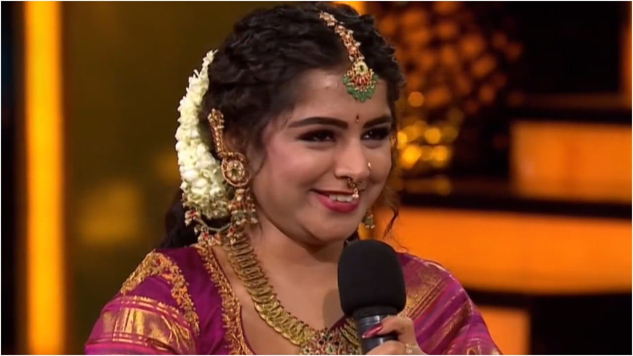 ಮಿಥುನ ರಾಶಿ ಸೀರಿಯಲ್ನಲ್ಲಿ ನಟಿಸಿದ್ದ ವೈಷ್ಣವಿ ಅವರು ಬಿಗ್ ಬಾಸ್ ಮನೆಗೆ ಕಾಲಿಟ್ಟಿದ್ದಾರೆ. ಬೋಲ್ಡ್ ಮಾತುಗಳಿಂದಲೇ ಅವರು ಗಮನ ಸೆಳೆದವರು. ‘ತುಂಬಾನೇ ಕ್ಲೀನ್ ಇರಬೇಕು ಎಂಬುದು ನನ್ನ ಉದ್ದೇಶ’ ಎಂದಿದ್ದಾರೆ ವೈಷ್ಣವಿ.