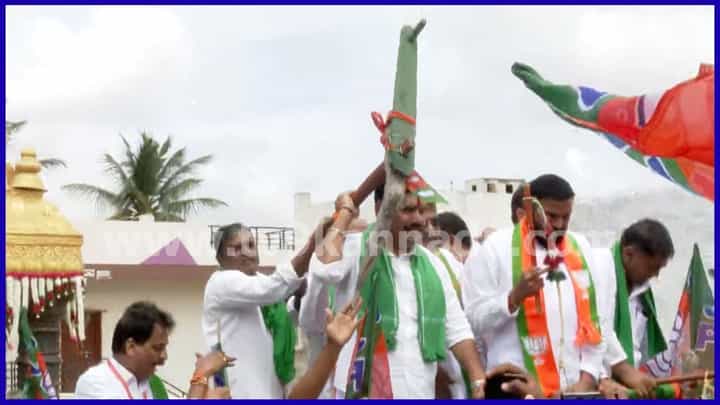 ನೇಗಿಲು ಹೊತ್ತು ‘ಬಳ್ಳಾರಿ ಚಲೋ’ 3ನೇ ದಿನದ ಪಾದಯಾತ್ರೆಗೆ ಚಾಲನೆ ನೀಡಿದ ಬಿವೈ ವಿಜಯೇಂದ್ರ ನೇಗಿಲು ಹೊತ್ತು ‘ಬಳ್ಳಾರಿ ಚಲೋ’ 3ನೇ ದಿನದ ಪಾದಯಾತ್ರೆಗೆ ಚಾಲನೆ ನೀಡಿದ ಬಿವೈ ವಿಜಯೇಂದ್ರ