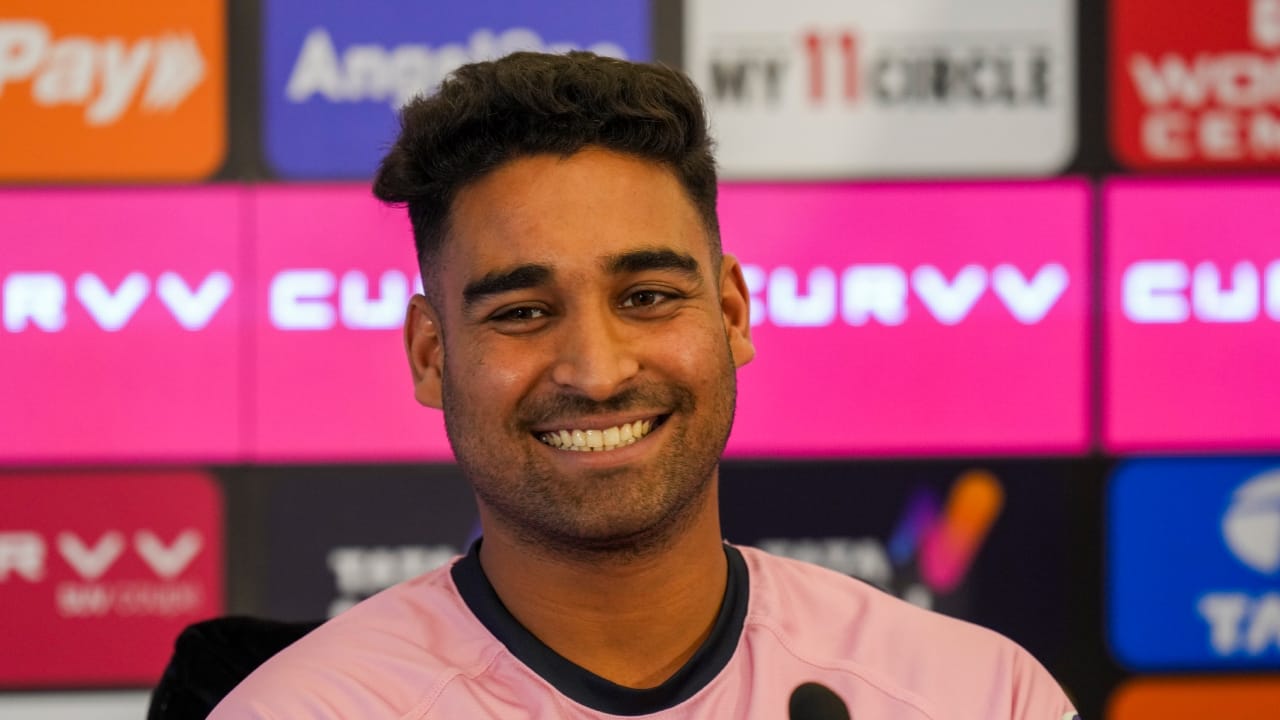 ಇದೀಗ ವರುಣ್ ಬದಲಿಗೆ ತಂಡಕ್ಕೆ ಸೇರಿಕೊಂಡಿರುವ ವಿಪ್ರಜ್ ನಿಗಮ್ ಕೆಲ ಸಮಯದಿಂದ ಸ್ಥಿರ ಪ್ರದರ್ಶನ ನೀಡುತ್ತಿದ್ದಾರೆ. ಇತ್ತೀಚೆಗೆ ಭಾರತ ಎ ತಂಡಕ್ಕೆ ಆಯ್ಕೆಯಾಗಿದ್ದ ವಿಪ್ರಜ್ ಶ್ರೀಲಂಕಾದಲ್ಲಿ ಉತ್ತಮ ಪ್ರದರ್ಶನ ನೀಡಿದ್ದರು. ಹಾಗೆಯೇ ಇತ್ತೀಚೆಗೆ ನಡೆದ ಯುಪಿ ಟಿ20 ಲೀಗ್ನಲ್ಲೂ ಉತ್ತಮ ಪ್ರದರ್ಶನ ನೀಡಿದ್ದರು(PC-PTI).