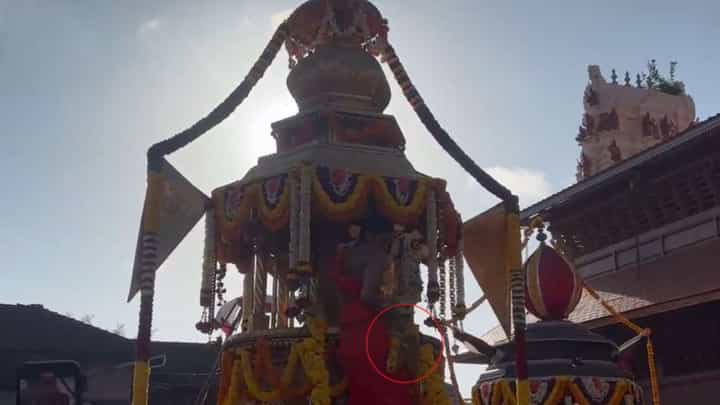 ಉಡುಪಿ ವಿಟ್ಲಪಿಂಡಿ ಉತ್ಸವದ ವೇಳೆ ಅವಘಡ: ಶ್ರೀಗಳ ಕೈಯಿಂದ ಬಿದ್ದ ಕೃಷ್ಣನ ಮೂರ್ತಿ ಉಡುಪಿ ವಿಟ್ಲಪಿಂಡಿ ಉತ್ಸವದ ವೇಳೆ ಅವಘಡ: ಶ್ರೀಗಳ ಕೈಯಿಂದ ಬಿದ್ದ ಕೃಷ್ಣನ ಮೂರ್ತಿ