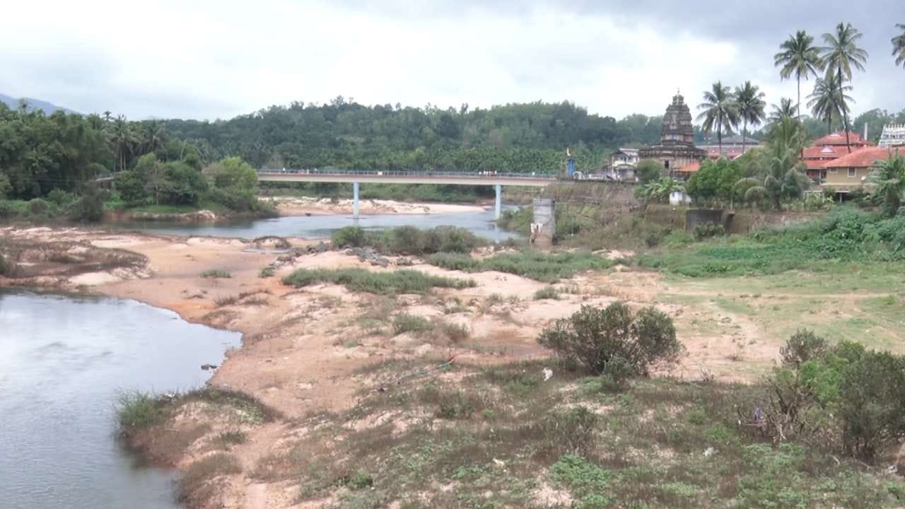 Dry riverbed of Tunga river in Chikkamagaluru, Malenadu, showing water scarcity.