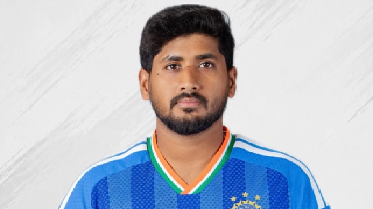 ಯಶ್ ಠಾಕೂರ್: ಝಿಂಬಾಬ್ವೆ ವಿರುದ್ಧದ ಟಿ20 ಸರಣಿಯ 2ನೇ ಪಂದ್ಯದಲ್ಲಿ ಭಾರತ ತಂಡಕ್ಕೆ ಪಾದಾರ್ಪಣೆ ಮಾಡಿದ ಯಶ್ ಠಾಕೂರ್, ಸರಣಿಯಲ್ಲಿ ಒಟ್ಟು 2 ಪಂದ್ಯಗಳನ್ನು ಆಡುವ ಅವಕಾಶ ಪಡೆದಿದ್ದರು. ತಮ್ಮ ಚಾಣಾಕ್ಷ ಬೌಲಿಂಗ್ ಪ್ರದರ್ಶನದ ಮೂಲಕ ಒಟ್ಟು 3 ವಿಕೆಟ್ ಕಸಿದುಕೊಂಡು ಗಮನ ಸೆಳೆದಿದ್ದರು. ಆದರೆ ಇದೀಗ ಅಫ್ಘಾನ್ ವಿರುದ್ಧದ ಸರಣಿಗೆ ಆಯ್ಕೆಯಾಗಿಲ್ಲ. (PC: BCCI)