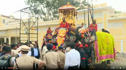 ಪ್ರಶಾಂತ ಆನೆ ಬೆನ್ನಿಗೆ 750 ಕೆಜಿ ಚಿನ್ನದ ಅಂಬಾರಿ ಕಟ್ಟುವ ಪ್ರಕ್ರಿಯೆ ನೋಡಿ