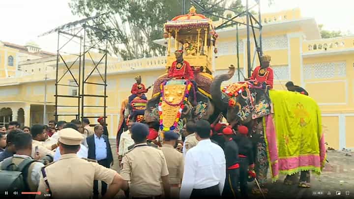 ಇದೇ ಮೊದಲ ಬಾರಿಗೆ ಪ್ರಶಾಂತ ಆನೆ ಬೆನ್ನಿಗೆ 750 ಕೆಜಿ ಚಿನ್ನದ ಅಂಬಾರಿ ಕಟ್ಟುವ ಪ್ರಕ್ರಿಯೆ ಹೇಗಿತ್ತು ನೋಡಿ ಇದೇ ಮೊದಲ ಬಾರಿಗೆ ಪ್ರಶಾಂತ ಆನೆ ಬೆನ್ನಿಗೆ 750 ಕೆಜಿ ಚಿನ್ನದ ಅಂಬಾರಿ ಕಟ್ಟುವ ಪ್ರಕ್ರಿಯೆ ಹೇಗಿತ್ತು ನೋಡಿ
