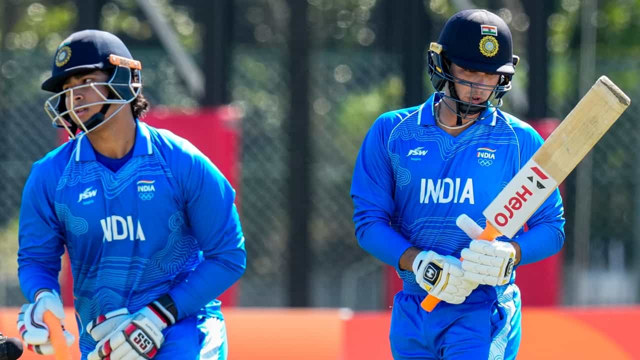 ಏಷ್ಯನ್ ಗೇಮ್ಸ್ 2026 ರ ಪುರುಷರ ಕ್ರಿಕೆಟ್ ಈವೆಂಟ್ನ ಎರಡನೇ ಸೆಮಿಫೈನಲ್ ಪಂದ್ಯ ಭಾರತ ಮತ್ತು ಶ್ರೀಲಂಕಾ ನಡುವೆ ನಡೆಯಿತು. ಈ ಪಂದ್ಯದಲ್ಲಿ ಶ್ರೀಲಂಕಾವನ್ನು 124 ರನ್ಗಳಿಂದ ಮಣಿಸಿದ ಭಾರತ ಸತತ ಎರಡನೇ ಬಾರಿಗೆ ಫೈನಲ್ಗೇರಿದೆ. ಇದೀಗ ಫೈನಲ್ನಲ್ಲಿ ಟೀಂ ಇಂಡಿಯಾ ಸಾಂಪ್ರದಾಯಿಕ ಎದುರಾಳಿ ಪಾಕಿಸ್ತಾನವನ್ನು ಎದುರಿಸಲಿದೆ(PC-PTI).
