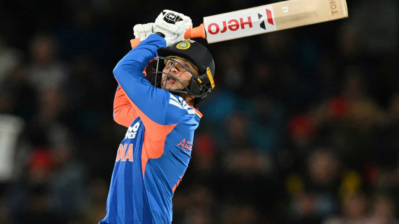 ನ್ಯೂಜಿಲೆಂಡ್ ವಿರುದ್ಧದ ಮೊದಲ ಟಿ20 ಪಂದ್ಯವನ್ನು ಟೀಂ ಇಂಡಿಯಾ ಕೊನೆಯ ಓವರ್ನಲ್ಲಿ ಗೆದ್ದುಕೊಂಡಿತು. 226 ರನ್ಗಳ ಬೃಹತ್ ಗುರಿಯನ್ನು ಬೆನ್ನಟ್ಟಿದ ಭಾರತ ತಂಡದ ಗೆಲುವಿನಲ್ಲಿ ಆರಂಭಿಕ ಅಭಿಷೇಕ್ ಶರ್ಮಾ ಪ್ರಮುಖ ಪಾತ್ರವಹಿಸಿದರು. ಈ ಪಂದ್ಯದಲ್ಲಿ 29 ರನ್ಗಳ ಇನ್ನಿಂಗ್ಸ್ ಆಡಿದ ಅಭಿಷೇಕ್ ತಮ್ಮ ಇನ್ನಿಂಗ್ಸ್ನಲ್ಲಿ 2 ಬೌಂಡರಿ ಹಾಗೂ 3 ಸಿಕ್ಸರ್ಗಳನ್ನು ಬಾರಿಸಿದರು(PC-PTI).