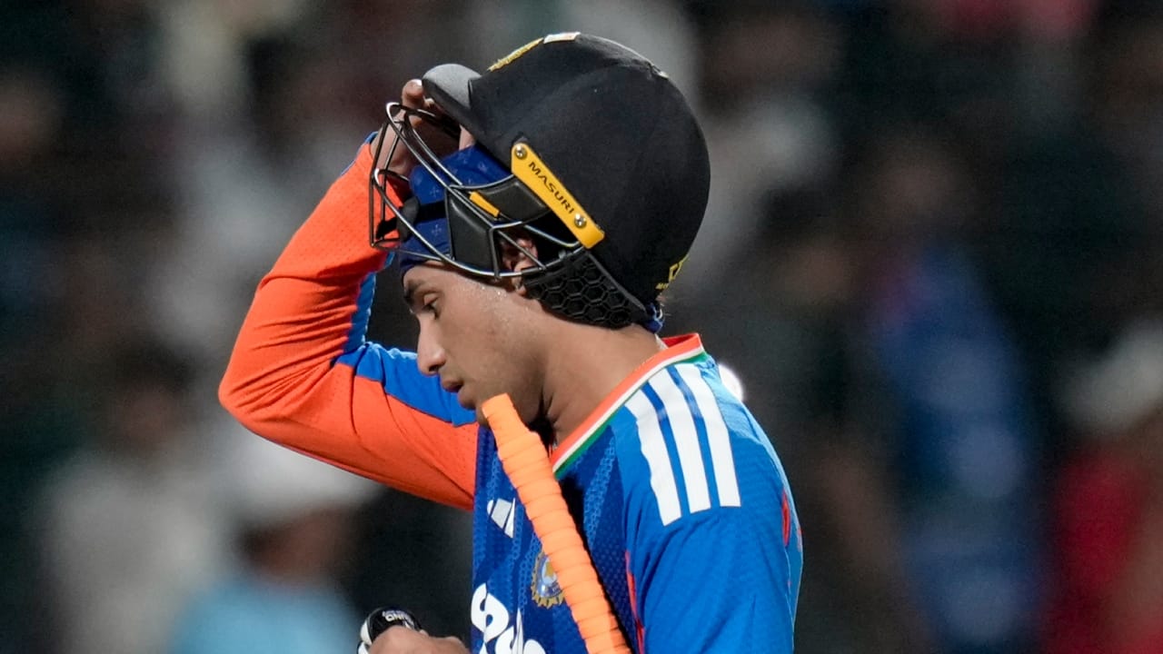 ವಾಸ್ತವವಾಗಿ ಅಭಿಷೇಕ್ ಶರ್ಮಾ ಅವರ ಆಕ್ರಮಣಕಾರಿ ಬ್ಯಾಟಿಂಗ್ ಭಾರತದ ನೆಲಕಷ್ಟೇ ಸೀಮಿತ ಎಂಬ ಅಭಿಪ್ರಾಯ ಕ್ರಿಕೆಟ್ ವಲಯದಲ್ಲಿದೆ. ಇದಕ್ಕೆ ಕಾರಣ ವಿದೇಶಿ ನೆಲದಲ್ಲಿ ಅವರ ಅಂಕಿಅಂಶಗಳು. ಭಾರತದ ಹೊರಗೆ ಆಡಿರುವ ತಮ್ಮ ಕೊನೆಯ ಆರು ಟಿ20 ಇನ್ನಿಂಗ್ಸ್ಗಳಲ್ಲಿ ಅಭಿಷೇಕ್ ನಿರಾಶಾದಾಯಕ ಪ್ರದರ್ಶನ ನೀಡಿದ್ದಾರೆ(PC-PTI).