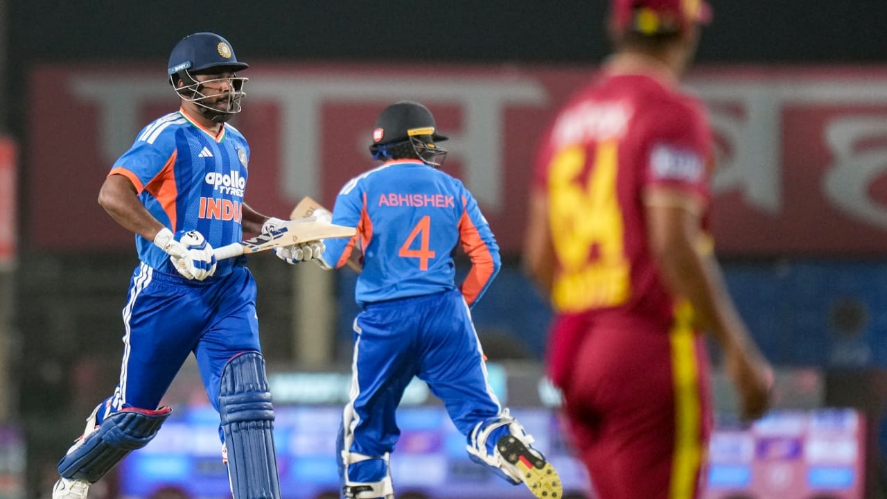 ಇನ್ನು ಈ ಪಂದ್ಯದಲ್ಲಿ ಅಭಿಷೇಕ್, ಸಂಜು ಸ್ಯಾಮ್ಸನ್ ಜೊತೆಗೂಡಿ ಮೊದಲ ವಿಕೆಟ್​ಗೆ 41 ರನ್​ಗಳ ಜೊತೆಯಾಟ ನೀಡಿದರು. 4 ಓವರ್​ಗಳ ಅಂತ್ಯಕ್ಕೆ ಈ ಜೋಡಿ ಬೇರ್ಪಟ್ಟಿತ್ತು. ಆದಾಗ್ಯೂ ತಂಡದ ಇನ್ನಿಂಗ್ಸ್ ನಿಭಾಯಿಸಿದ ಸಂಜು ಸ್ಯಾಮ್ಸನ್ ಭರ್ಜರಿ ಅರ್ಧಶತಕ ಬಾರಿಸಿ ತಂಡವನ್ನು ಬೃಹತ್ ಸ್ಕೋರ್​ನತ್ತ ಕೊಂಡೊಯ್ದಿದ್ದಾರೆ(PC-PTI).