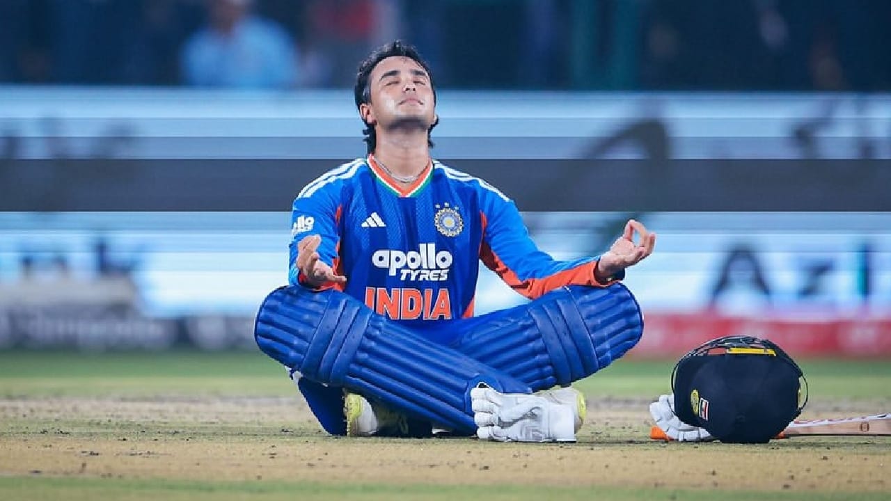 ಇದೀಗ ಸೂರ್ಯಕುಮಾರ್ ಯಾದವ್ ಹೆಸರಿನಲ್ಲಿದ್ದ ವಿಶ್ವ ದಾಖಲೆಯನ್ನು ಅಭಿಷೇಕ್ ಶರ್ಮಾ ಮುರಿದಿದ್ದಾರೆ. ಕೇವಲ 1,024 ಎಸೆತಗಳಲ್ಲಿ 2000 ರನ್ ಕಲೆಹಾಕುವ ಮೂಲಕ ಅಭಿಷೇಕ್ ಟಿ20 ಅಂತಾರಾಷ್ಟ್ರೀಯ ಕ್ರಿಕೆಟ್​ನಲ್ಲಿ ಅತೀ ವೇಗವಾಗಿ 2 ಸಾವಿರ ರನ್​ಗಳಿಸಿದ ಬ್ಯಾಟರ್ ಎನಿಸಿಕೊಂಡಿದ್ದಾರೆ.  (PC: Gettyimages)