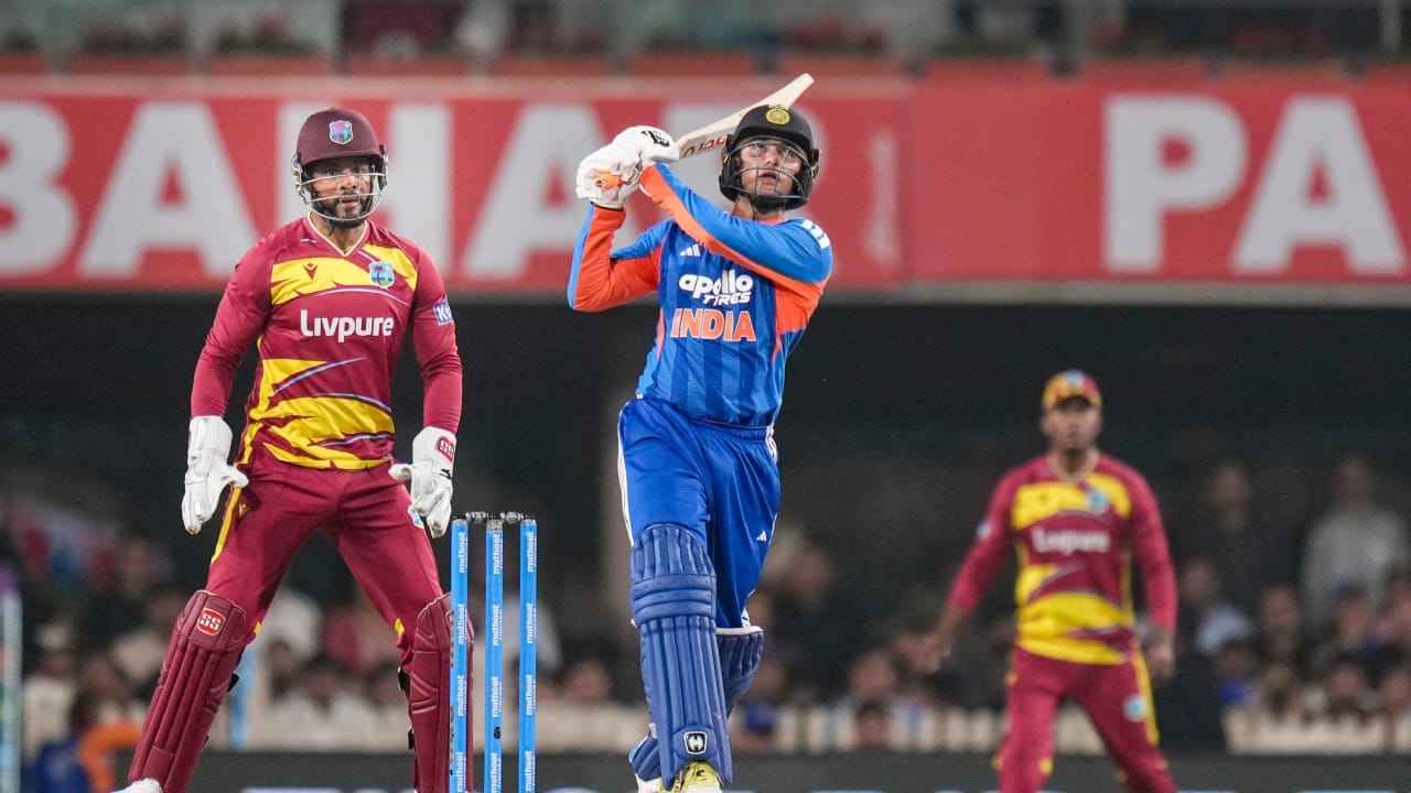 ಆರಂಭದಲ್ಲೇ ಆರು.. ವಿಶ್ವ ದಾಖಲೆ ಮುರಿದ ಅಭಿಷೇಕ್ ಶರ್ಮಾ..!