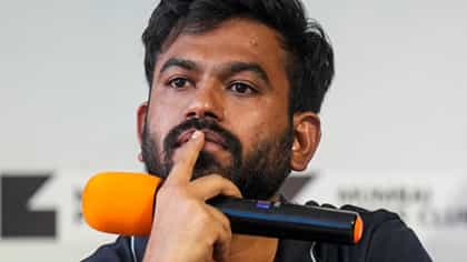 ದೆಹಲಿ ದಸರಾ ಸಂಭ್ರಮದಲ್ಲಿ 30 ಅಡಿ ಎತ್ತರದ 'ಜಿರಳೆ' ಪ್ರತಿಕೃತಿ ದಹನ