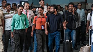 ‘ದೇಶವನ್ನು ಏಕೆ ಹಾಳು ಮಾಡುತ್ತಿದ್ದೀಯಾ?’: ಏರ್​​ಪೋರ್ಟ್​​ನಲ್ಲಿ ಅಭಿಜೀತ್ ದೀಪ್ಕೆಗೆ ವ್ಯಕ್ತಿಯೋರ್ವರಿಂದ ತರಾಟೆ