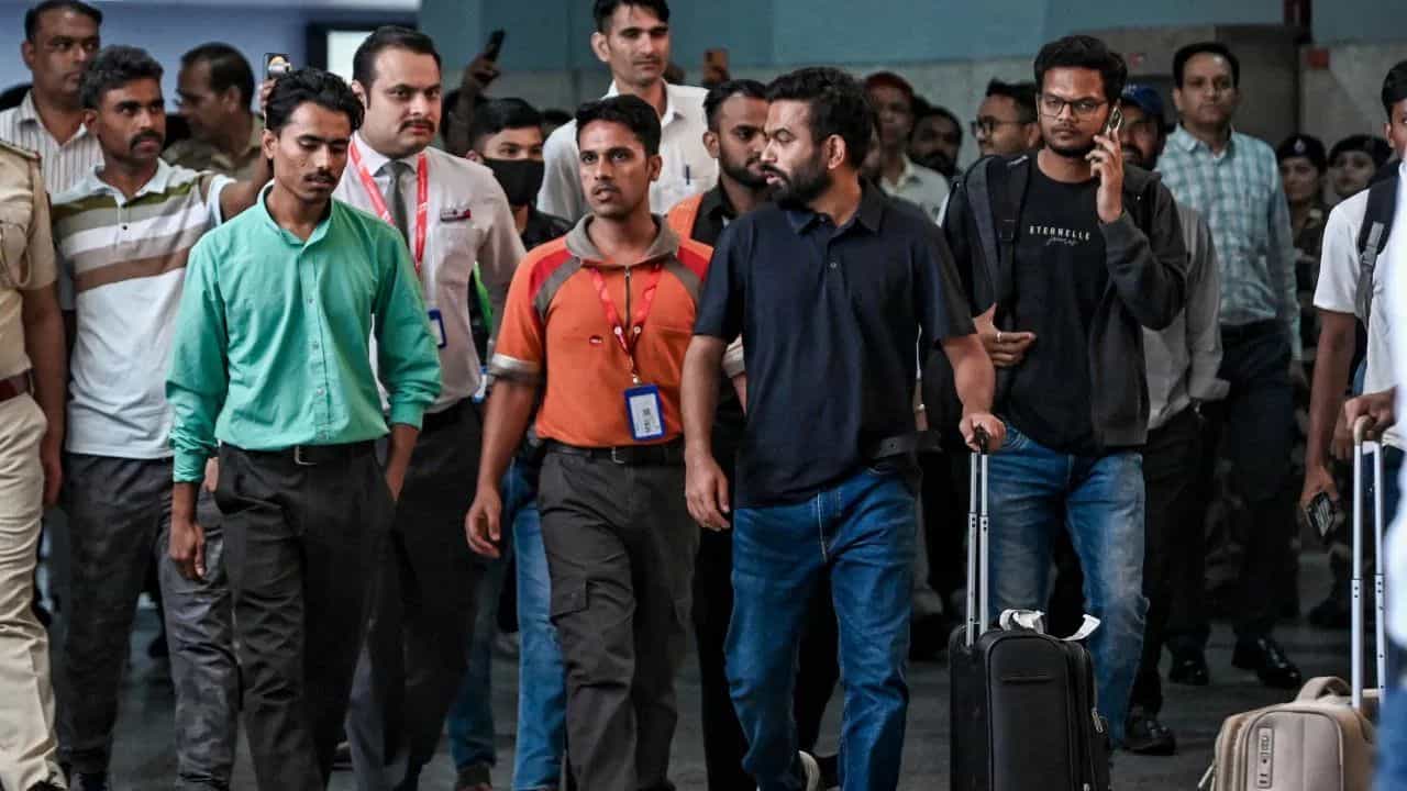 'ದೇಶವನ್ನು ಏಕೆ ಹಾಳು ಮಾಡುತ್ತಿದ್ದೀಯಾ?': ಏರ್​​ಪೋರ್ಟ್​​ನಲ್ಲಿ ಅಭಿಜೀತ್ ದೀಪ್ಕೆಗೆ ವ್ಯಕ್ತಿಯೋರ್ವರಿಂದ ತರಾಟೆ