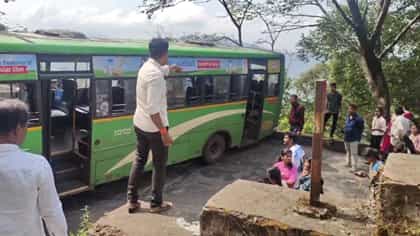 ಆಗುಂಬೆ ಘಾಟ್​ ತಿರುವಿನಲ್ಲಿ ​ಬಸ್ ಮೇಲೆ ಹತ್ತಿಸಲು ಆಗದೆ ಚಾಲಕನ ಹರಸಾಹಸ!