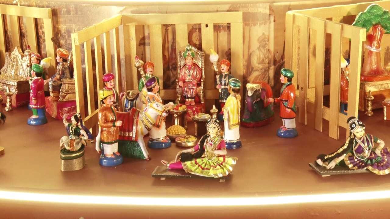 ವಿಮಾನ ನಿಲ್ದಾಣದ ಟರ್ಮಿನಲ್ 1 ಮತ್ತು ಟರ್ಮಿನಲ್ 2ರಲ್ಲಿ ಮೈಸೂರು ಶೈಲಿಯ ಪಟ್ಟದ ಗೊಂಬೆಗಳು, ಮೈಸೂರು ಪೇಟ ಮತ್ತು ಸುಂದರ ಜಂಬೂಸವಾರಿ ಮಾದರಿಗಳನ್ನು ಪ್ರದರ್ಶನಕ್ಕಿಡಲಾಗಿದೆ. ಆಕರ್ಷಕ ರಂಗುರಂಗಿನ ದೀಪಾಲಂಕಾರದೊಂದಿಗೆ ಕಂಗೊಳಿಸುತ್ತಿರುವ ಈ ಗೊಂಬೆಗಳ ಪ್ರದರ್ಶನವು ಏರ್ಪೋರ್ಟ್ಗೆ ಬರುವ ಮತ್ತು ನಿರ್ಗಮಿಸುವ ಪ್ರಯಾಣಿಕರನ್ನು ತೀವ್ರವಾಗಿ ಆಕರ್ಷಿಸುತ್ತಿದ್ದು, ಹಬ್ಬದ ಮೆರುಗನ್ನು ಹೆಚ್ಚಿಸಿದೆ.