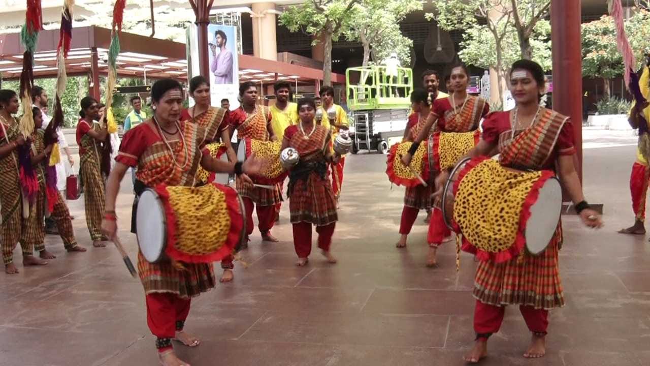 ಸಾಮಾನ್ಯವಾಗಿ ವಿಮಾನ ನಿಲ್ದಾಣಗಳು ಕೇವಲ ಆಧುನಿಕ ಸೌಲಭ್ಯಗಳಿಗೆ ಹೆಸರುವಾಸಿಯಾಗಿರುತ್ತವೆ. ಆದರೆ ಕೆಐಎಬಿಯಲ್ಲಿ ಸೃಷ್ಟಿಯಾಗಿರುವ ಈ ದಸರಾ ವಾತಾವರಣವು ಪ್ರಯಾಣಿಕರಿಗೆ ವಿಶಿಷ್ಟ ಅನುಭವ ನೀಡಿದೆ. ದೇಶೀಯ ಮತ್ತು ಅಂತಾರಾಷ್ಟ್ರೀಯ ಪ್ರಯಾಣಿಕರು ಪಟ್ಟದ ಗೊಂಬೆಗಳು ಹಾಗೂ ಸಾಂಸ್ಕೃತಿಕ ಕಲಾತಂಡಗಳ ಜೊತೆ ಫೋಟೋ, ಸೆಲ್ಫಿ ತೆಗೆದುಕೊಳ್ಳುವ ಮೂಲಕ ಈ ಕ್ಷಣಗಳನ್ನು ಸಂಭ್ರಮದಿಂದ ಆಸ್ವಾದಿಸುತ್ತಿದ್ದಾರೆ.
