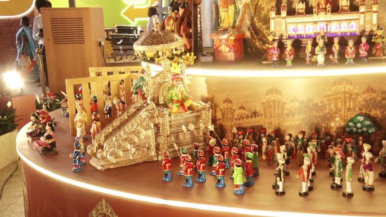 ಏರ್ಪೋರ್ಟ್ ಟರ್ಮಿನಲ್ ಆವರಣದಲ್ಲಿ ದಸರಾ ಉತ್ಸವಕ್ಕಾಗಿಯೇ ವಿಶೇಷ ವೇದಿಕೆಯನ್ನು ನಿರ್ಮಿಸಲಾಗಿದೆ. ಈ ವೇದಿಕೆಯಲ್ಲಿ ಪ್ರತಿದಿನ ಸಂಜೆ ವೇಳೆಯಲ್ಲಿ ಮನರಂಜನಾತ್ಮಕ ಹಾಗೂ ಸಾಂಪ್ರದಾಯಿಕ ಸಾಂಸ್ಕೃತಿಕ ಕಾರ್ಯಕ್ರಮಗಳು, ರಸಸಂಜೆ ಹಾಗೂ ಜಾನಪದ ಕಲಾಪ್ರದರ್ಶನಗಳು ನಡೆಯುತ್ತಿದ್ದು, ಪ್ರಯಾಣಿಕರಿಗೆ ದೀರ್ಘ ಪ್ರಯಾಣದ ಆಯಾಸ ಮರೆಸಿ ಸಾಂಸ್ಕೃತಿಕ ರಸದೌತಣವನ್ನು ಉಣಬಡಿಸಲಾಗುತ್ತಿದೆ.