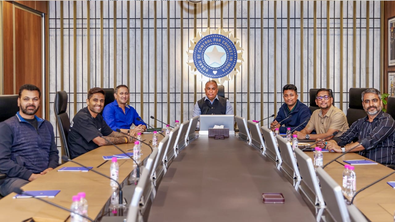 ಈ ಸಭೆಯ ಉದ್ದೇಶವೆಂದರೆ ನ್ಯೂಜಿಲೆಂಡ್ ಪ್ರವಾಸಕ್ಕಾಗಿ ಭಾರತ ಟಿ20 ತಂಡದ ಆಯ್ಕೆಯ ಬಗ್ಗೆ ಚರ್ಚಿಸುವುದಾಗಿತ್ತು. ಇದರೊಂದಿಗೆ, ಅಜಿತ್ ಅಗರ್ಕರ್ ಅವರನ್ನು ಬಿಡುಗಡೆ ಮಾಡಲು ಮಂಡಳಿ ನಿರ್ಧರಿಸಿದೆ ಎಂದು ದೃಢಪಡಿಸಲಾಗಿದೆ. ಇದರರ್ಥ ಪ್ರಸ್ತುತ ಆಯ್ಕೆ ಸಮಿತಿಯಿಂದ ಯಾರಾದರೂ ಮುಖ್ಯ ಆಯ್ಕೆದಾರರಾಗಬಹುದು ಎಂಬುದು ಸ್ಪಷ್ಟವಾಗಿದೆ(PC-PTI).