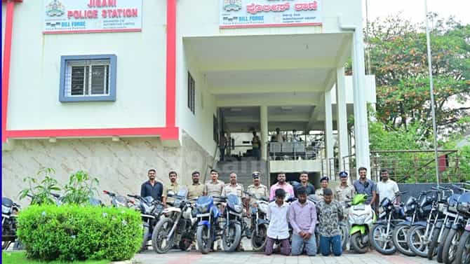 ಆನೇಕಲ್‌: ಅಂತರರಾಜ್ಯ ಬೈಕ್ ಕಳ್ಳರ ಬಂಧನ, ₹18 ಲಕ್ಷ ಮೌಲ್ಯದ ಬೈಕ್‌ಗಳ ವಶ