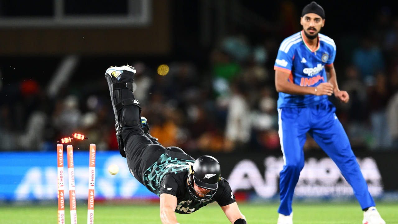 ನ್ಯೂಜಿಲೆಂಡ್ ವಿರುದ್ಧದ ಎರಡನೇ ಟಿ20 ಪಂದ್ಯದಲ್ಲಿ ಅರ್ಷದೀಪ್ ಸಿಂಗ್ 4 ಓವರ್ಗಳಲ್ಲಿ 33 ರನ್ ನೀಡಿ ಟಿಮ್ ಸೀಫರ್ಟ್ ಮತ್ತು ಗ್ಲೆನ್ ಫಿಲಿಪ್ಸ್ ಅವರ ವಿಕೆಟ್ ಪಡೆದರು. ಈ ಎರಡು ವಿಕೆಟ್ಗಳೊಂದಿಗೆ ಅರ್ಷದೀಪ್ ಸಿಂಗ್, ಒಂದು ಕ್ಯಾಲೆಂಡರ್ ವರ್ಷದಲ್ಲಿ ಭಾರತ ಪರ ಟಿ20 ಅಂತಾರಾಷ್ಟ್ರೀಯ ಪಂದ್ಯಗಳಲ್ಲಿ ಅತಿ ಹೆಚ್ಚು ವಿಕೆಟ್ ಪಡೆದ ಬೌಲರ್ ಎನಿಸಿಕೊಂಡಿದ್ದಾರೆ(PC-PTI).