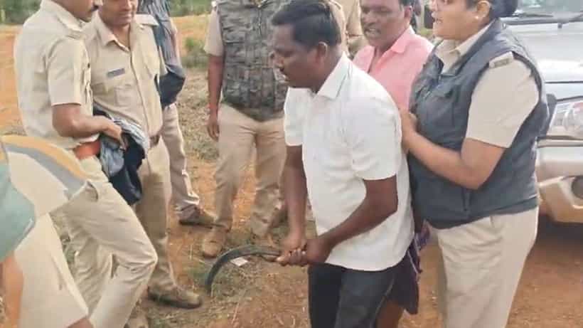 ಕೋಲಾರದಲ್ಲಿ ರೈತರು-ಅರಣ್ಯ ಇಲಾಖೆ ಮಧ್ಯೆ ಸಂಘರ್ಷ: ಸಿಬ್ಬಂದಿ ಮೇಲೆ ಮಚ್ಚಿನಿಂದ ಅಟ್ಯಾಕ್