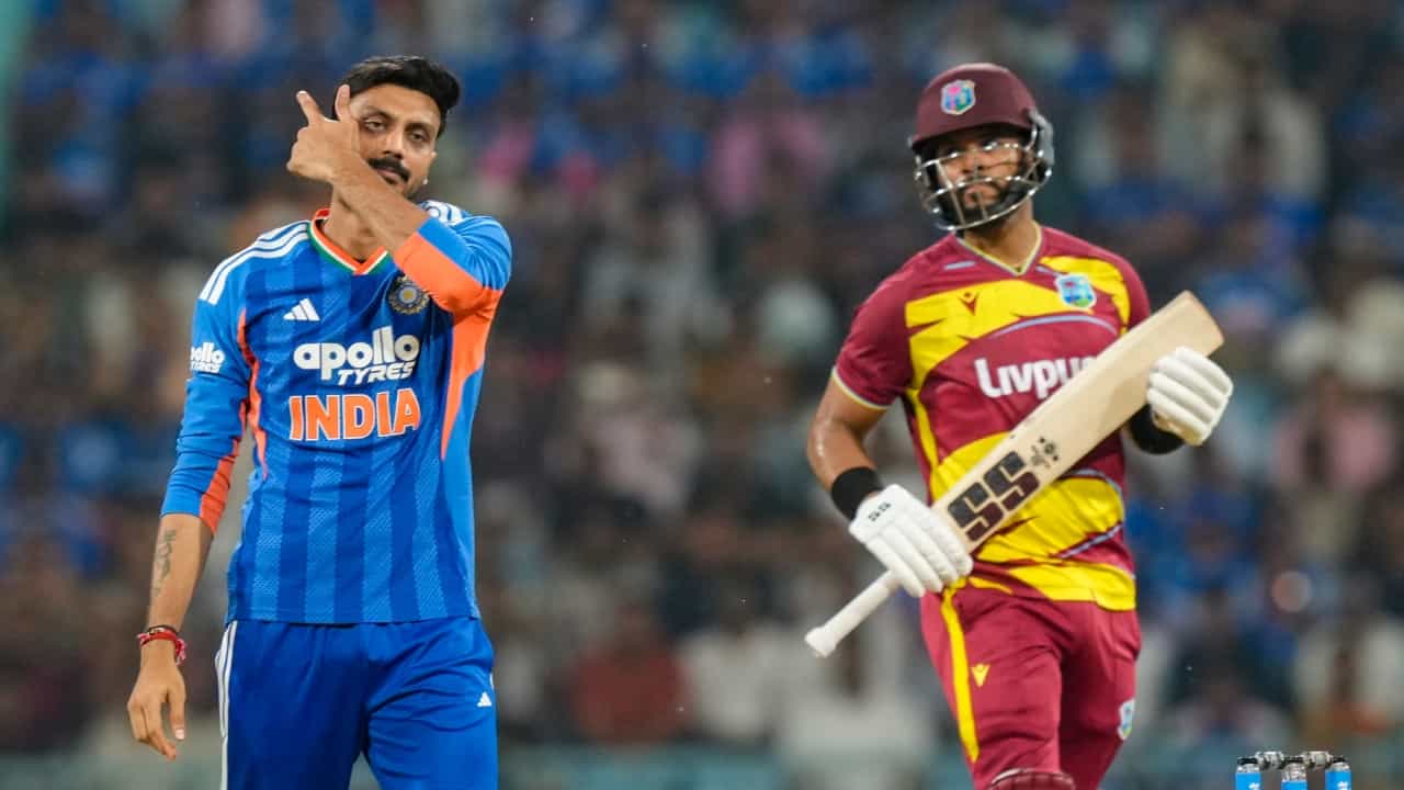 ರನ್ ನೀಡದೆ ಒಂದೇ ಓವರ್ನಲ್ಲಿ 2 ವಿಕೆಟ್ ಉರುಳಿಸಿದ ಅಕ್ಷರ್ ಪಟೇಲ್ ರನ್ ನೀಡದೆ ಒಂದೇ ಓವರ್ನಲ್ಲಿ 2 ವಿಕೆಟ್ ಉರುಳಿಸಿದ ಅಕ್ಷರ್ ಪಟೇಲ್
