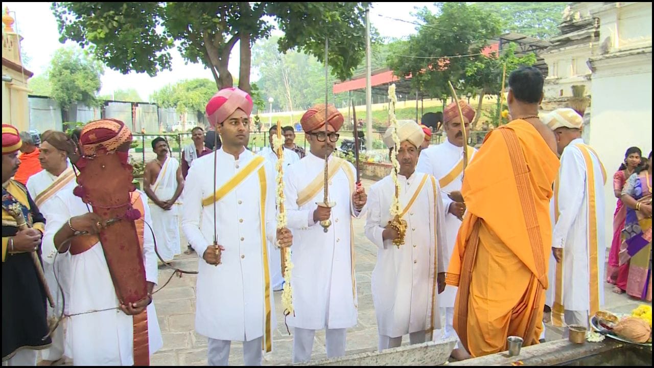 ಮೈಸೂರು ದಸರಾ: ಅರಮನೆಯಲ್ಲಿ ಯದುವೀರ್ ನೇತೃತ್ವದಲ್ಲಿ ಅದ್ದೂರಿ ಆಯುಧ ಪೂಜೆ