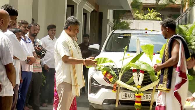 ಪತ್ನಿ ಉಷಾ, ಕುಟುಂಬಸ್ಥರ ಜೊತೆಗೆ ಆಯುಧ ಪೂಜೆ ಮಾಡಿದ ಸಿಎಂ ಡಿಕೆ ಶಿವಕುಮಾರ್