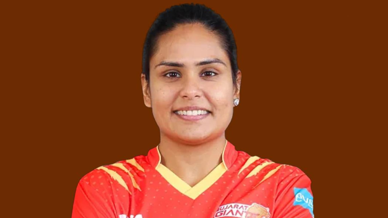 ಆಯುಷಿ ಸೋನಿ: ಭಾರತೀಯ ಬ್ಯಾಟರ್ ಆಯುಷಿ ಸೋನಿ ಕೂಡ 30 ಲಕ್ಷ ರೂ. ಮೂಲ ಬೆಲೆಯೊಂದಿಗೆ ಅದೃಷ್ಟ ಪರೀಕ್ಷೆಗೆ ಇಳಿದಿದ್ದಾರೆ. ಕಳೆದ ಸೀಸನ್ನಲ್ಲಿ ಗುಜರಾತ್ ಜೈಂಟ್ಸ್ ಪರ ಕಣಕ್ಕಿಳಿದಿದ್ದ ಆಯುಷಿ ಈ ಬಾರಿಯ ಹರಾಜು ಪಟ್ಟಿಯ ಸೆಟ್-1 ರಲ್ಲಿ ಸ್ಥಾನ ಪಡೆದಿದ್ದಾರೆ. (PC: WPL)