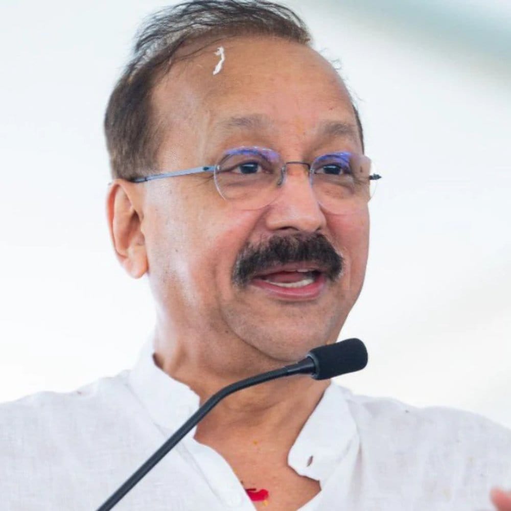 ಸಲ್ಮಾನ್ ಖಾನ್ ಅವರ ಆಪ್ತರಾಗಿದ್ದ ಮಾಜಿ ಸಚಿವ ಬಾಬಾ ಸಿದ್ದೀಕಿ ಅವರನ್ನು 2024ರ ಅಕ್ಟೋಬರ್ 12ರ ರಾತ್ರಿ ಬಾಂದ್ರಾದಲ್ಲಿ ಮೂವರು ಬಂದೂಕುಧಾರಿಗಳು ಗುಂಡಿಕ್ಕಿ ಕೊಂದರು. ಈ ಪ್ರಕರಣದಲ್ಲಿ ಗ್ಯಾಂಗ್ಗೆ ಸಂಬಂಧಿಸಿದ ಹಲವರನ್ನು ಬಂಧಿಸಲಾಗಿದೆ.