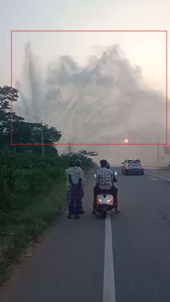 ಒಡೆದ ಭದ್ರಾ ಪೈಪ್‌ಲೈನ್: ಆಕಾಶದೆತ್ತರಕ್ಕೆ ಚಿಮ್ಮಿದ ನೀರು