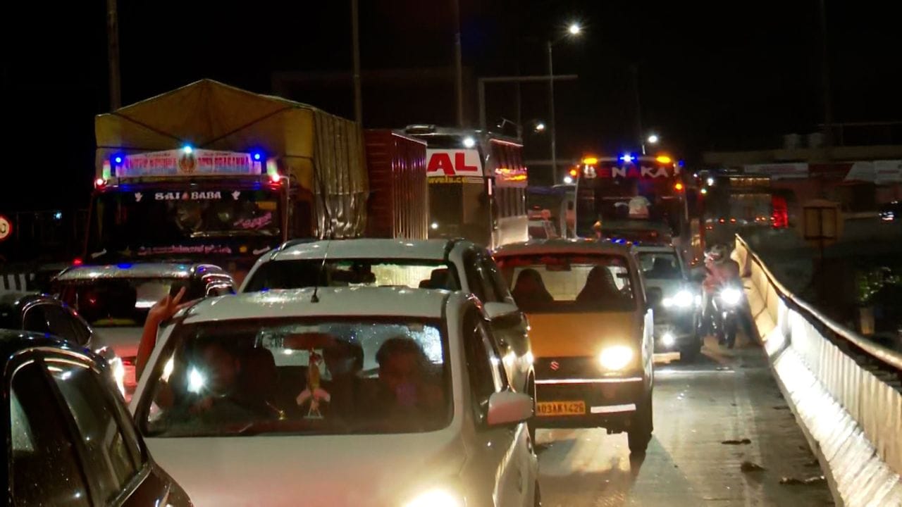 Heavy Traffic Jams in Bengaluru Late at Night Due to Dasara Holiday